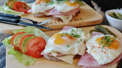 Jajka na śniadanie: dlaczego warto je włączyć do swojego menu